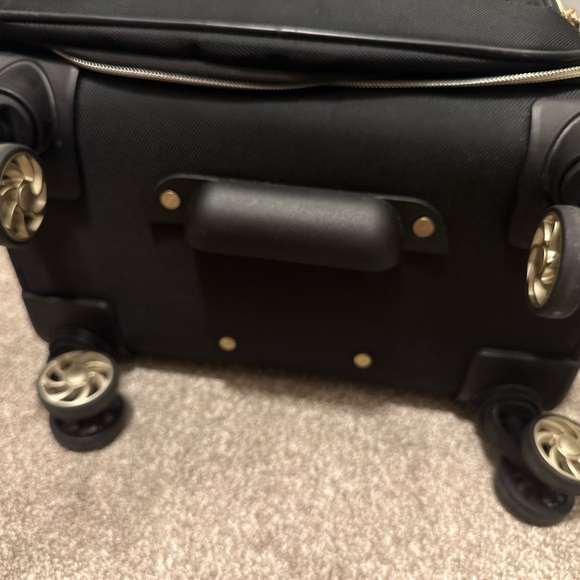 Reaction Kenneth Cole Chelsea 20” soft side Expandable 8-wheeled Carry-On - Picture 1 of 14